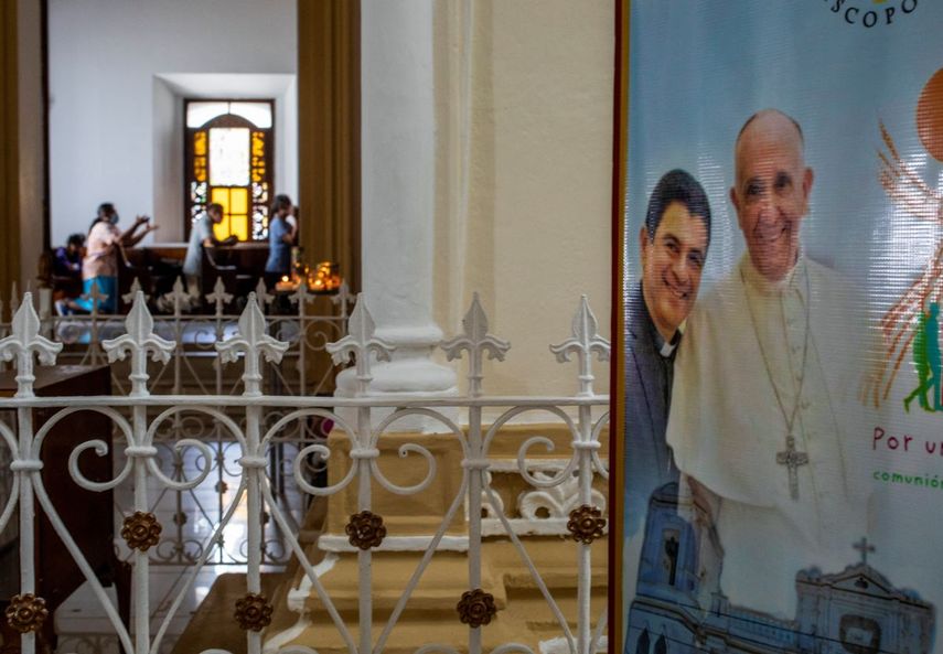 Un cartel con el obispo Rolando Álvarez y el papa Francisco cuelga dentro de la Catedral en Matagalpa, Nicaragua, el 19 de agosto de 2022.&nbsp;