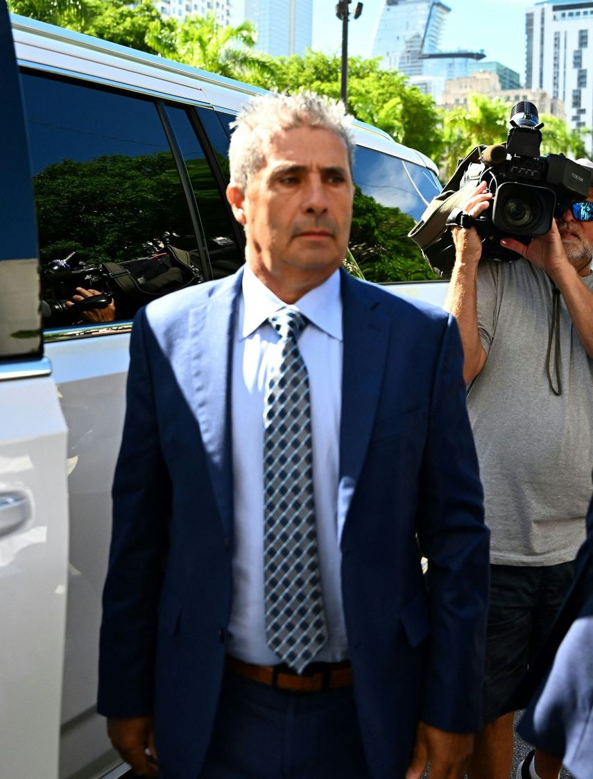 Carlos De Oliveira, asistente personal del expresidente estadounidense Donald Trump, llega al Palacio de Justicia Federal James L. King en Miami, Florida, el 31 de julio de 2023.