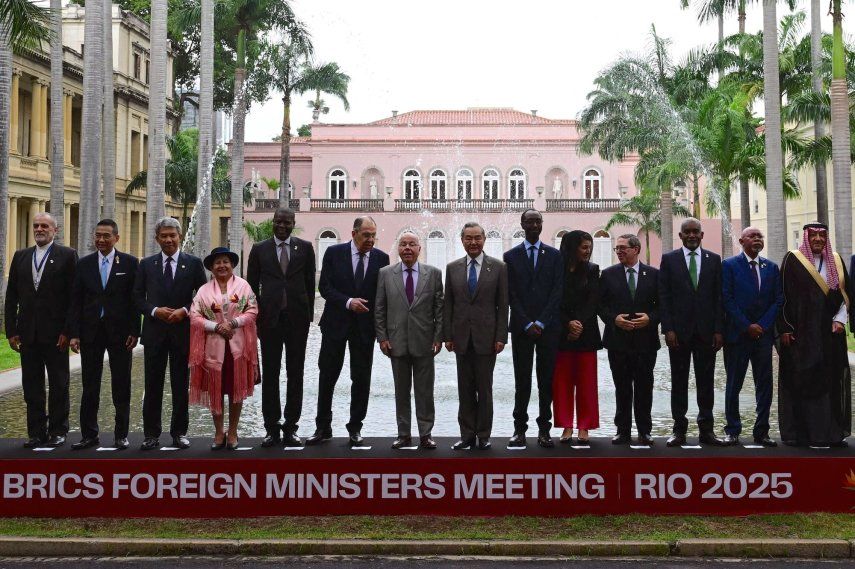 Ministros de Asuntos Exteriores y altos diplomáticos de los países BRICS posan para una foto en Río de Janeiro, Brasil, el 29 de abril de 2025.&nbsp;