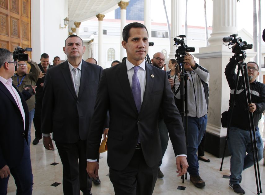 El líder opositor y presidente encargado de Venezuela, Juan Guaidó, llega a la Asamblea Nacional para reunirse con el enviado especial de la Unión Europea para Venezuela, Enrique Iglesias.