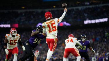 El quarterback Patrick Mahomes (15), de los Chiefs de Kansas City, manda un pase ante la presión del defensive tackle Broderick Washington (96), de los Ravens de Baltimore, durante la segunda mitad del Juego de Campeonato de la AFC, el domingo 28 de enero de 2024, en Baltimore.&nbsp;