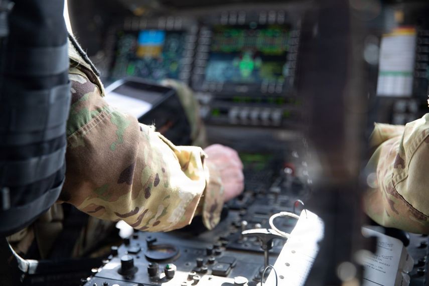 La tripulación de un helicóptero UH-60 Blackhawk se prepara para un vuelo durante la Operación Furia Épica.
