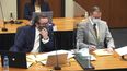 En esta imagen del video, el abogado defensor Eric Nelson, a la izquierda, y el acusado, el exoficial de policía de Minneapolis Derek Chauvin, escuchan el testimonio mientras el juez del condado de Hennepin, Peter Cahill, preside, el jueves 1 de abril de 2021, en el Palacio de Justicia del condado de Hennepin en Minneapolis.&nbsp;