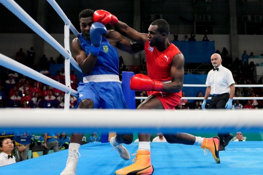 El cubano Julio La Cruz (derecha) conecta al brasileño Keno Machado en la final de peso pesado en el boxeo de los Juegos Panamericanos en Santiago, Chile, el viernes 27 de octubre de 2023.