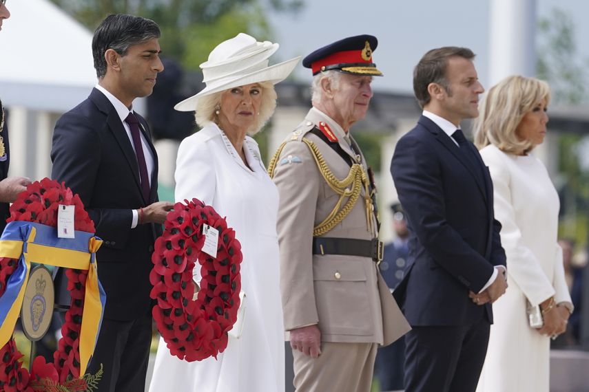 El primer ministro Rishi Sunak, la reina Camilla, el rey Carlos III, el presidente de Francia Emmanuel Macron y Brigitte Macron durante la colocación de una ofrenda floral en el evento conmemorativo nacional del Reino Unido por el 80º aniversario del Día D, celebrado en el Memorial Británico de Normandía en Ver-sur- Mer, Normandía, Francia, el 6 de junio de 2024.