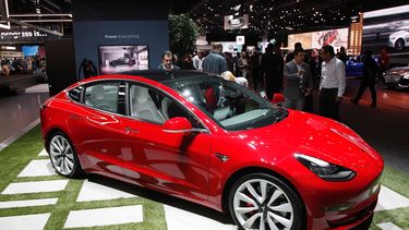 Vista de un auto Tesla Model 3 durante el show Automobility LA en Los Ángeles, California, en noviembre de 2018.