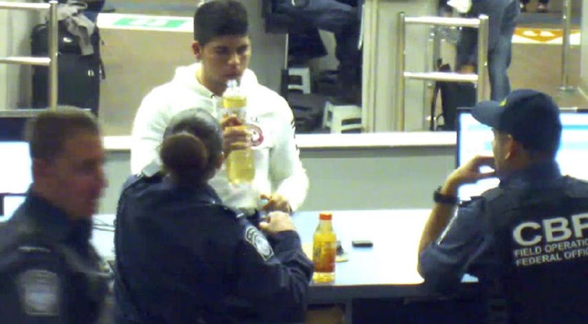 El liquido, que el joven bebe hasta en cuatro ocasiones, tal como se observa en las imágenes de una cámara de vigilancia, resultó ser metanfetamina y el joven falleció en noviembre de 2013, poco después del incidente.