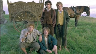 Escena de la película de Peter Jackson El señor de los anillos, basada en la trilogía de JRR Tolkien. En la imagen el actor Elijah Wood, Billy Boyd, Sean Astin (i-d), caracterizados de hobbits, durante la película. EFE / Aurum Producciones