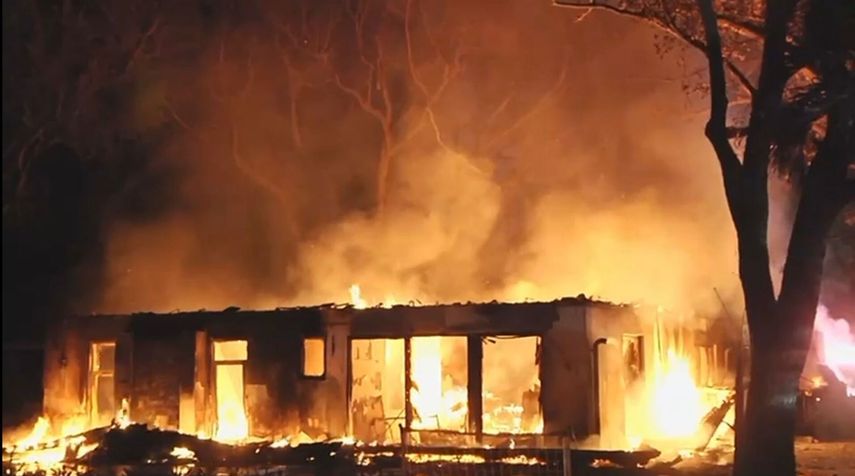 Vista de la vivienda en llamas del técnico del Miami Heat mientras los equipos de emergencia luchan contra el fuego.