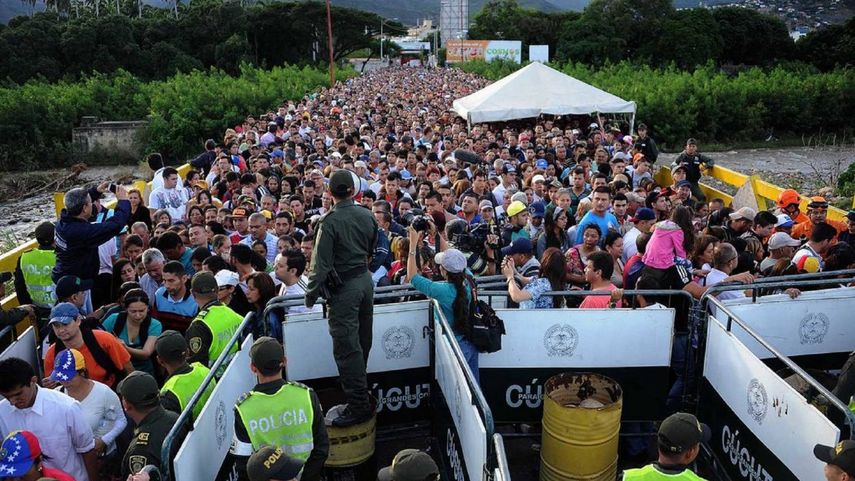 Migrantes venezolanos cruzan la frontera entre su país y Colombia&nbsp;