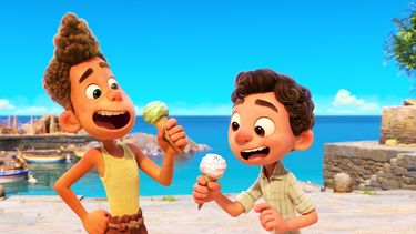 En esta imagen difundida por Disney, los personajes de Alberto, en la voz de Jack Dylan Grazer, a la izquierda, y Luca, en la voz de Jacob Tremblay, en una escena de la cinta animada Luca.