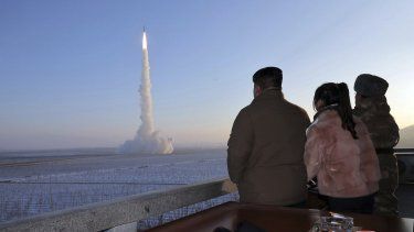 En esta fotografía sin fecha proporcionada el lunes 18 de diciembre de 2023 por el gobierno norcoreano, el gobernante de ese país, Kim Jong Un, su hija y un funcionario observan lo que dice es un misil balístico intercontinental lanzado desde un lugar no revelado en Corea del Norte. No se permitió el acceso de periodistas independientes al evento. 