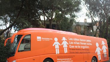 El polémico autobús tenía pensado realizar un itinerario por varias ciudades como Valencia, Barcelona, Zaragoza, Bilbao o Vitoria, aunque varios ayuntamientos ya han anunciado que intentarán prohibir su circulación.