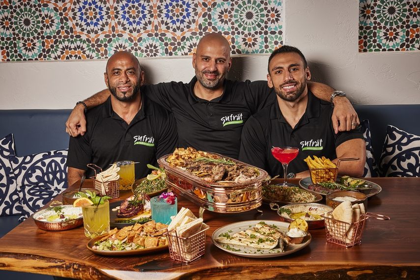 De izquierda a derecha: Samer, Tamer y Ahmad Altillawi del restaurante Sufrat Mediterranean Grill.
