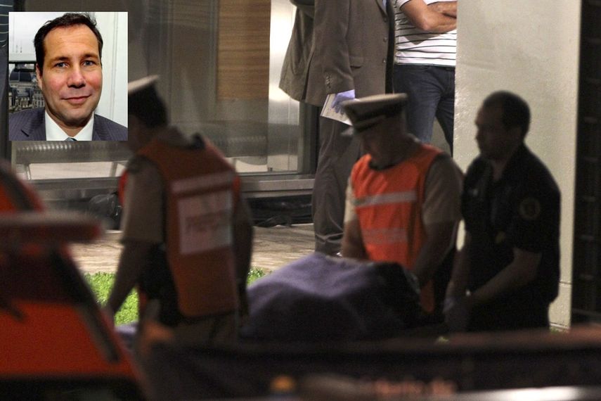 En la imagen, el momento en que fuerzas de seguridad retiran el cuerpo sin vida del fiscal federal Alberto Nisman, de Argentina. Foto EFE