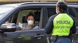 Una oficial de policía le pide a la conductora un permiso especial que le permite salir de su casa, en la ciudad de Panamá el 25 de marzo de 2020.&nbsp;Panamá se encuentra en cuarentena desde el 24 de marzo por&nbsp;causa de la pandemia mundial del nuevo coronavirus, COVID-19.