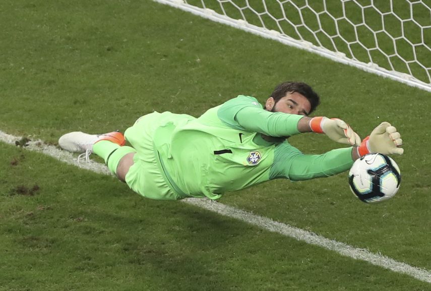 El arquero de Brasil Alison ataja el remate del paraguayo Gustavo G&oacute;mez durante el duelo de cuartos de final de la Copa Am&eacute;rica en la Arena do Gremio en Porto Alegre, Brasil, el jueves 27 de junio de 2019.&nbsp;