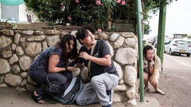 Israelíes se protegen de ataques con cohetes procedentes de la Franja de Gaza, en Ashkelon, en el sur de Israel.