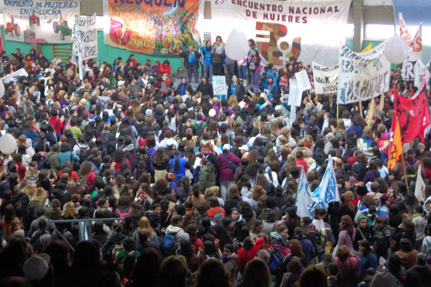 El comité organizador del 31 Encuentro Nacional de Mujeres repudió la represión de la policía contra un grupo de asistentes a la marcha en Rosario, la cual calificaron como histórica&nbsp;