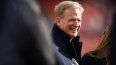 El comisionado de la NFL, Roger Goodell, sonríe antes de un juego entre los Commanders y los Titans, el 1 de diciembre de 2024.