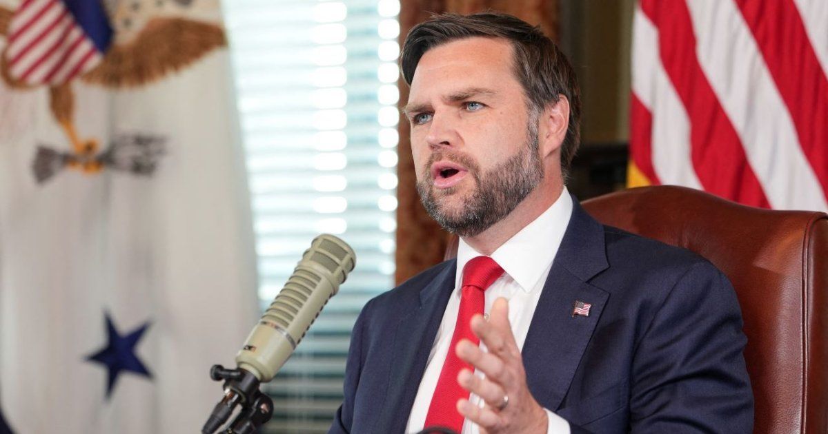 Vicepresidente JD Vance toma el micrófono de Charlie Kirk y señala a la “extrema izquierda” por su asesinato