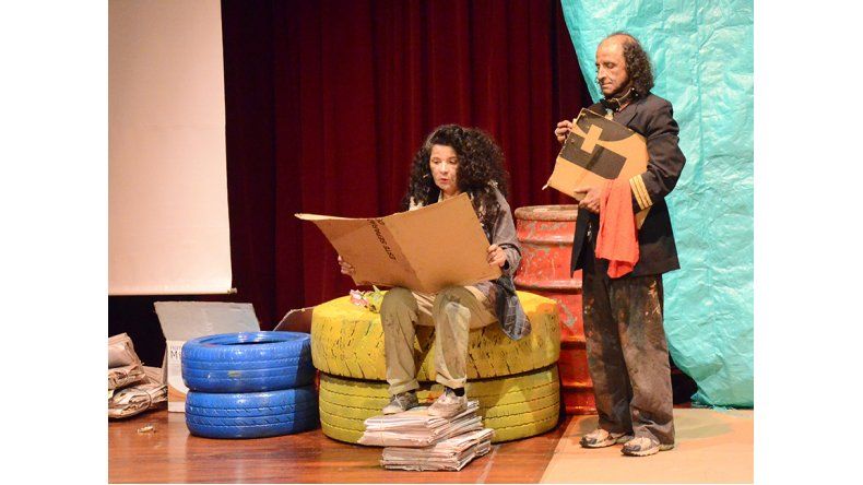 El Grupo Colombiano De Teatro El Aguila Descalza Recicla La Ilusion En El Trail