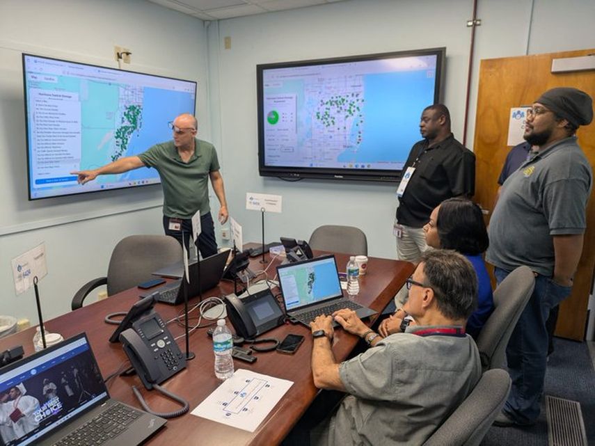 Lideres de escuelas públicas de Miami-Dade , administradores de&nbsp; planteles y el personal de emergencia lleva a cabo un simulacro de preparación para huracanes en todo el distrito.