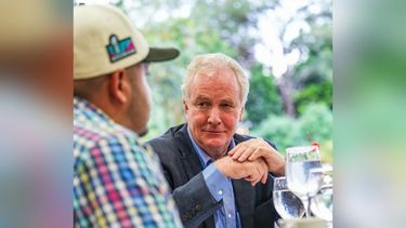 El senador demócrata de Maryland, Chris Van Hollen, reunido en El Salvador con el inmigrante Kilmar Ábrego García