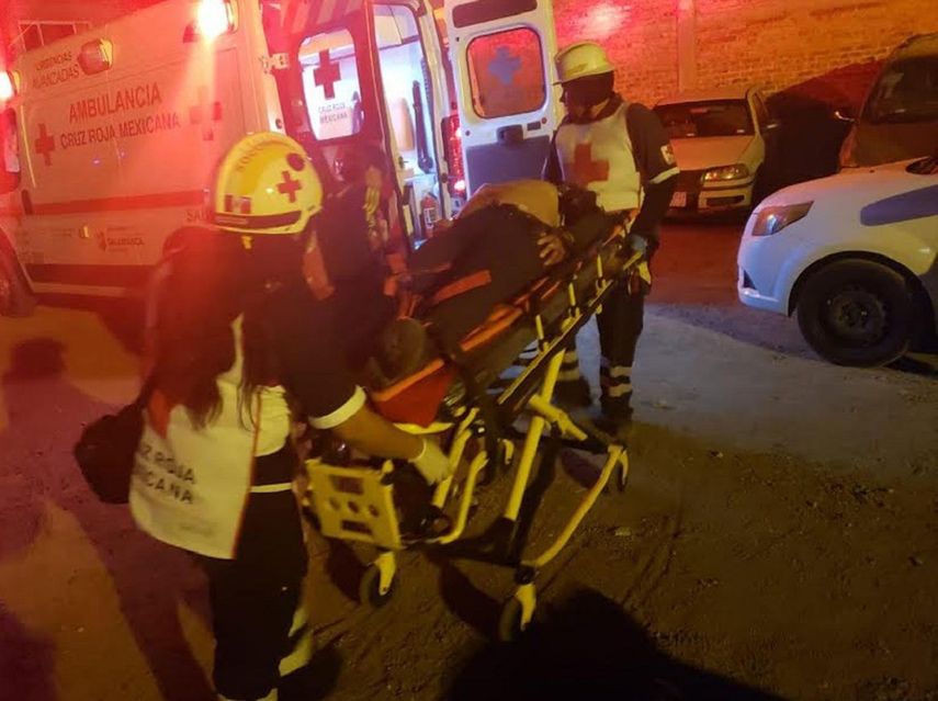 Socorristas auxilian a heridos en el sitio donde al menos 13 muertos y 7 heridos dejó este sábado el ataque a un bar del céntrico estado mexicano de Guanajuato.