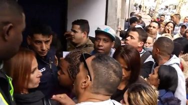 Un grupo de migrantes cubanos bloqueó el ingreso a la sede de la Cancillería uruguaya y generó un tumulto.