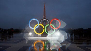 Los anillos olímpicos en la Place du Trocadero de París el 13 de septiembre de 2017, tras una votación en Lima que otorgó los JJOO de 2024 a la capital francesa.