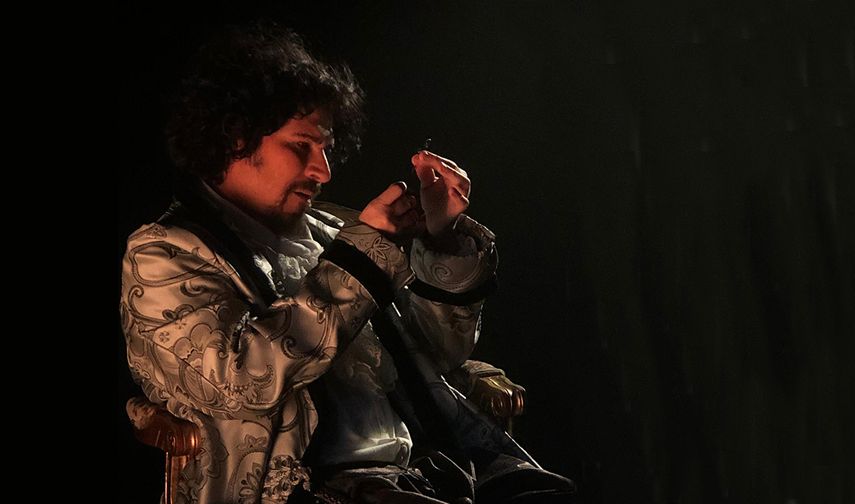 Larry Villanueva encarna el personaje de Mozart, en la obra Mozart y Salieri, en Miami.