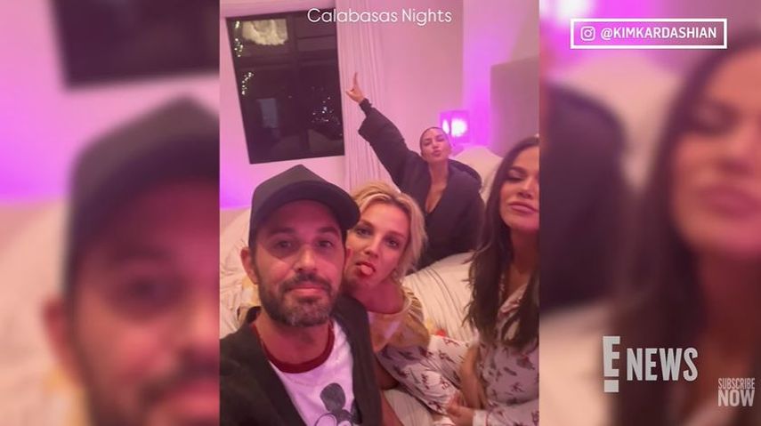 Kim y Klhoé Kardashian junto a Britney Spears y el mánager Cade Hudson.