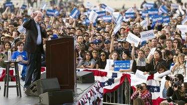 En imagen de archivo del 21 de diciembre de 2019, el precandidato dem&oacute;crata a la presidencia, el senador Bernie Sanders, ofrece un discurso durante un acto de campa&ntilde;a en Venice, California.