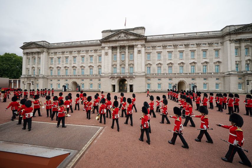 Los miembros de la Guardia de Granaderos de la Compañía Nijmegen y el primer Batallón de la Guardia de Coldstream participan en el Cambio de Guardia en el Palacio de Buckingham, que se lleva a cabo por primera vez desde el inicio de la pandemia del coronavirus en Londres el 23 de agosto de 2021.