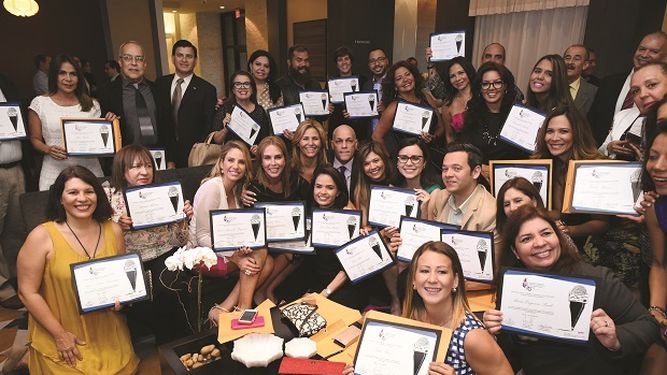 El grupo de comunicadores homenajeados durante la ceremonia que tuvo lugar en el EB Hotel Miami. (ÁLVARO MATA)