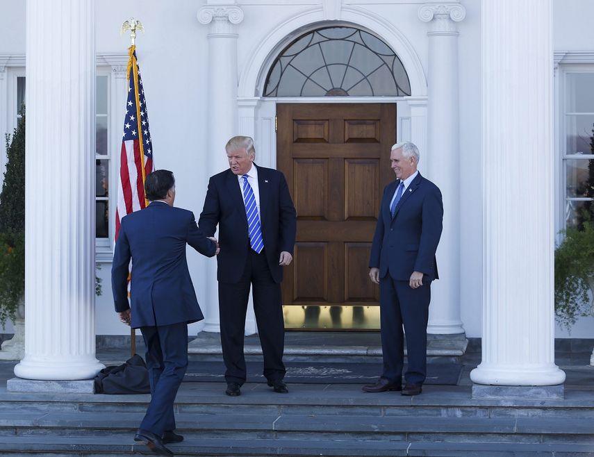 Donald Trump y el vicepresidente electo Mike Pence saludan al exgobernador de Massachusetts Mitt Romney en el Trump International Golf Club, de Bedminster, New Jersey