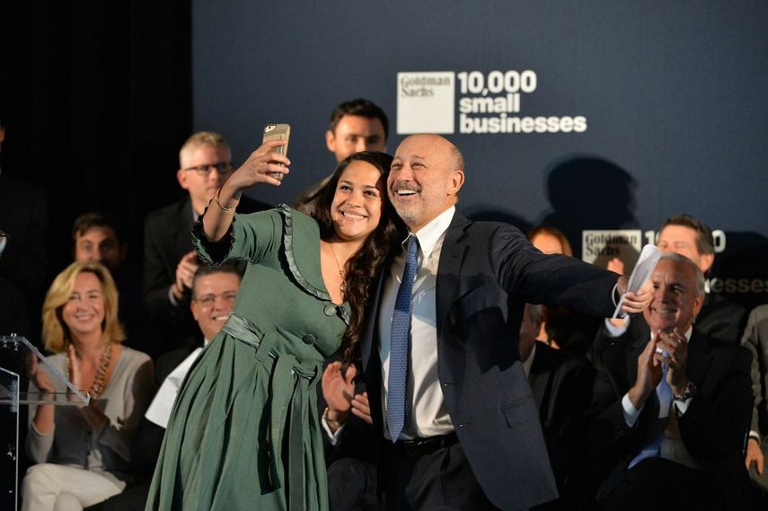 Lloyd Blankfien, CEO de Goldman Sachs, junto a la recién graduada Lloyd Blankfien. (ÁLVARO MATA)