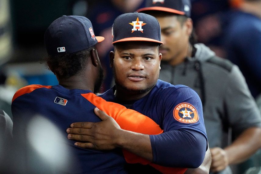 El dominicano Framber Valdez, de los Astros de Houston, festeja en la cueva luego de imponer un récord de las mayores, con su 25ta apertura consecutiva de calidad, el domingo 18 de septiembre de 2022, en un duelo ante los Atléticos de Oakland&nbsp;