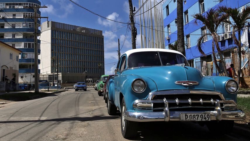 Vista de la embajada de los Estados Unidos desde una calle de La Habana.