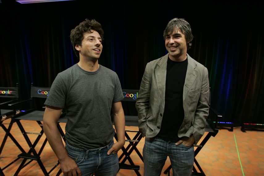 Los cofundadores de Google Sergey Brin, izquierda, y Larry Page hablando sobre el nuevo navegador de Google Chrome en conferencia de prensa en la sede de Google Inc.