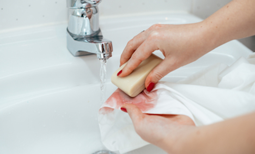 Quitar las manchas de inmediato suele ser la mejor solución. Es importante diluir la mancha cuanto antes.