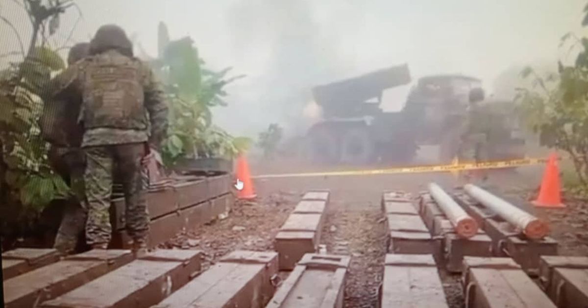 Ejército de Ecuador arremete con fuego de artillería centros operativos de “mafias mineras” en sur del país