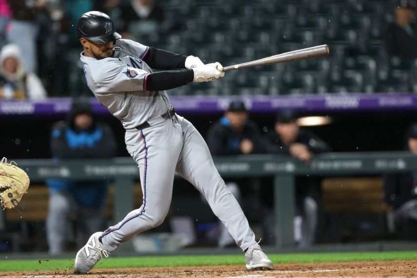 El patrullero Dane Myers, de los Marlins de Miami, batea durante un encuentro ante los Rockies de Colorado, el 16 de septiembre de 2025.