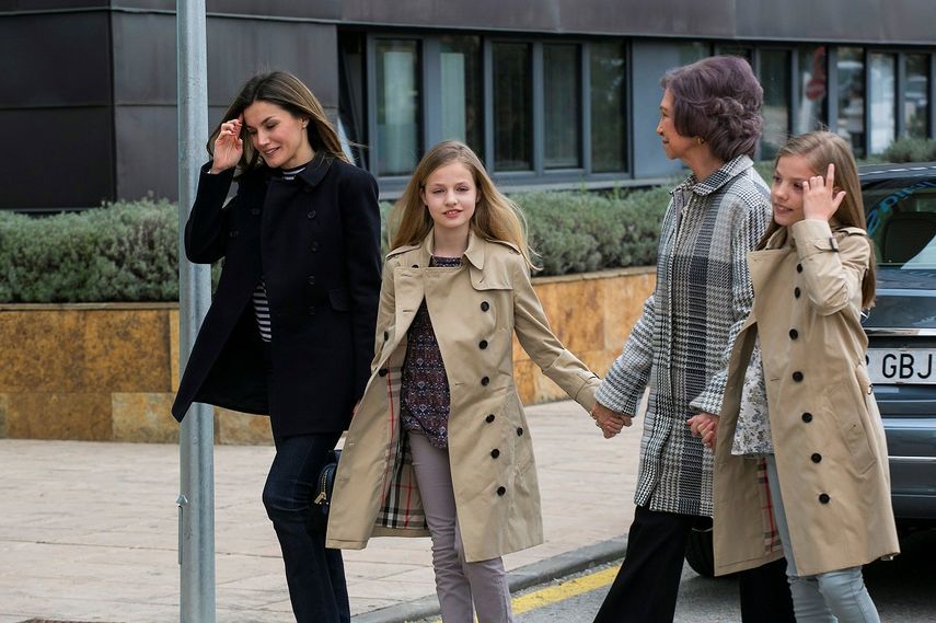La reina&nbsp;Letizia&nbsp;acompañada por la reina Sofía, la princesa Leonor y la infanta Sofía a su llegada esta mañana a la Clínica Universitaria La Moraleja para visitar a don Juan Carlos.