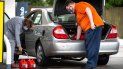 Dos personas acaparan gasolina en una estación, ante la escasez de combustible por el ciberataque a una red de oleoductos operada por Colonial Pipeline. Dos personas acaparan gasolina en una estación, ante la escasez de combustible por el ciberataque a una red de oleoductos operada por Colonial Pipeline.