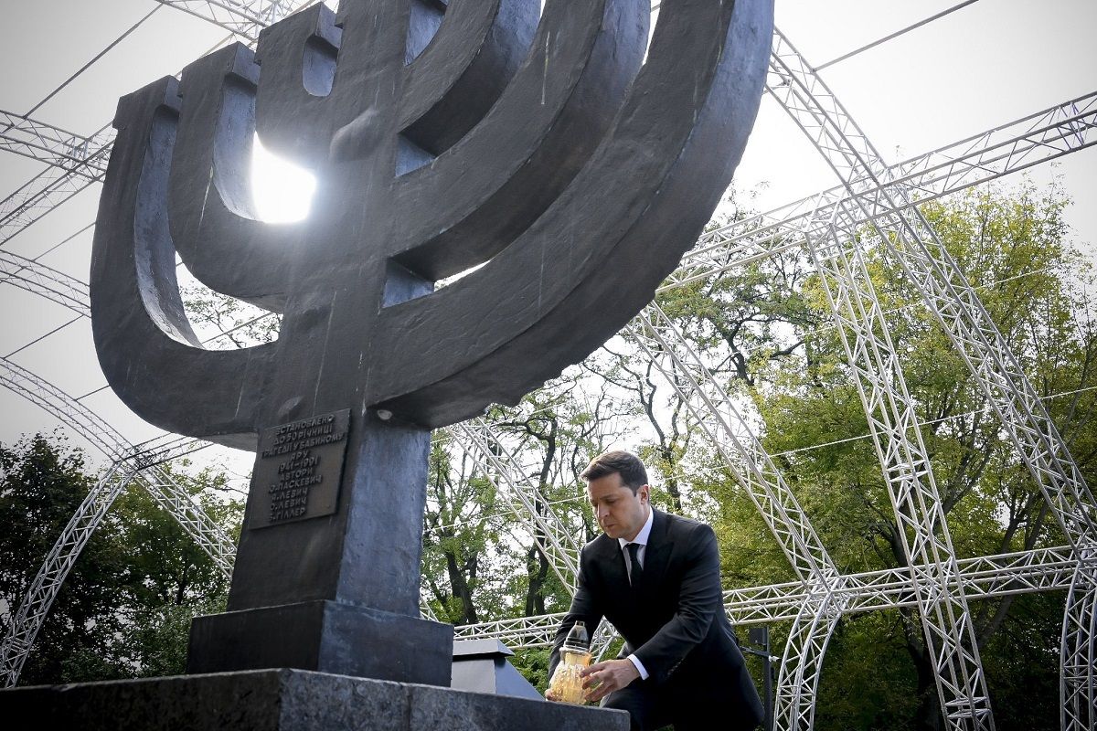 El presidente de Ucrania, Volodymyr Zelenskyy, durante una ceremonia en honor a las víctimas judías de las masacres nazis en Kiev, Ucrania, el 29 de septiembre de 2021. El presidente de Ucrania, Volodymyr Zelenskyy, durante una ceremonia en honor a las víctimas judías de las masacres nazis en Kiev, Ucrania, el 29 de septiembre de 2021.
