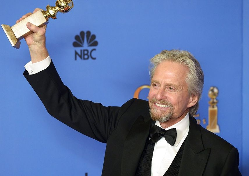 El actor estadounidense posa con su Globo de Oro por la miniserie Behind the Candelabra, 2014. (EFE). 
