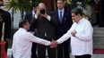 El presidente de Colombia, Gustavo Petro, a la izquierda, le da la mano del dictador de Venezuela, Nicolás Maduro, en las escaleras de Miraflores, en Caracas, Venezuela, el martes 1 de noviembre de 2022. 