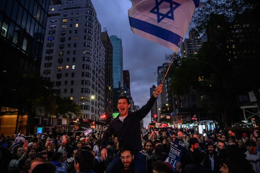 Ciudadanos asisten a una vigilia y manifestación denominada Apoyemos a Israel en la ciudad de Nueva York, Estados Unidos